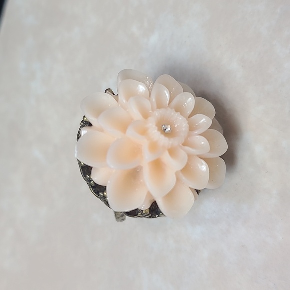 Elegant Floral Ring in Cream and Brasd Tone Size 7.25 - Picture 4 of 17